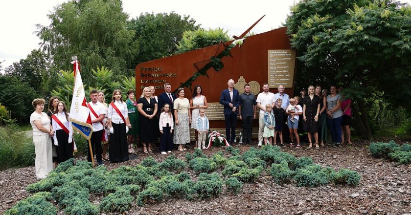 Upamiętnienie lotników poległych w Ostrowie.