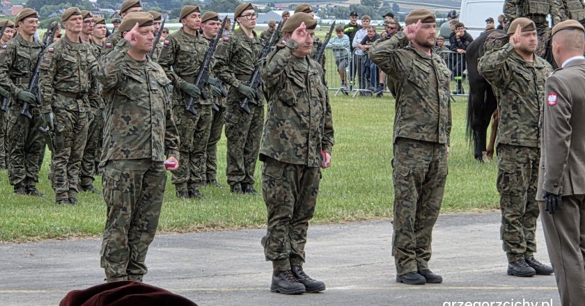 Przysięga 11 MBOT na lotnisku w Pobiedniku Wielkim. Nowi Terytorialsi i efektowne pokazy.